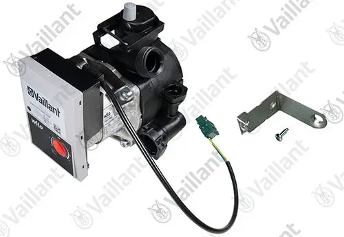 Vaillant Pumpe mit elektrischer Steuerung und Anschlusskabel, montiert auf einer Halterung, in einem technischen Umfeld.